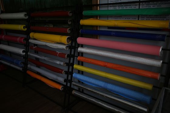 ที่มีสีสัน 0.4mm ทนไฟไฟเบอร์กลาสผ้าเชื่อมผ้าใยแก้ว Roll