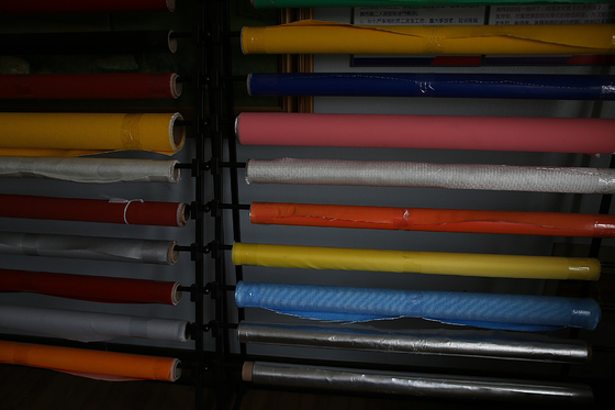 ที่มีสีสัน 0.4mm ทนไฟไฟเบอร์กลาสผ้าเชื่อมผ้าใยแก้ว Roll